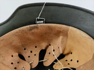 Heer, Stahlhelm Modell 1935. Während des Krieges mit neuem Innenfutter versehen und wieder verausgabt. Die reste eines neuzeitlichen Abziehbildes sichtbar, darunter apfelgrüner Originallack, Hersteller 68 für Quist