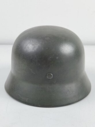 Heer, Stahlhelm Modell 1935. Während des Krieges mit neuem Innenfutter versehen und wieder verausgabt. Die reste eines neuzeitlichen Abziehbildes sichtbar, darunter apfelgrüner Originallack, Hersteller 68 für Quist