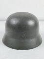 Heer, Stahlhelm Modell 1935. Während des Krieges mit neuem Innenfutter versehen und wieder verausgabt. Die reste eines neuzeitlichen Abziehbildes sichtbar, darunter apfelgrüner Originallack, Hersteller 68 für Quist