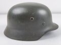 Heer, Stahlhelm Modell 1935. Während des Krieges mit neuem Innenfutter versehen und wieder verausgabt. Die reste eines neuzeitlichen Abziehbildes sichtbar, darunter apfelgrüner Originallack, Hersteller 68 für Quist