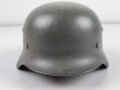 Heer, Stahlhelm Modell 1935. Während des Krieges mit neuem Innenfutter versehen und wieder verausgabt. Die reste eines neuzeitlichen Abziehbildes sichtbar, darunter apfelgrüner Originallack, Hersteller 68 für Quist