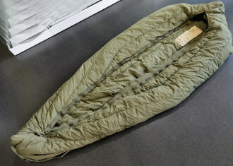 U.S. Army 1976 dated Sleeping bag, mountain , M 194, size large. Zipper defect, otherwise good