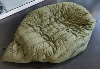 U.S. Army 1976 dated Sleeping bag, mountain , M 194, size large. Zipper defect, otherwise good