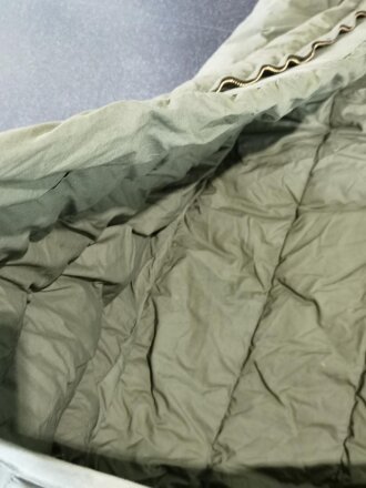 U.S. Army 1976 dated Sleeping bag, mountain , M 194, size large. Zipper defect, otherwise good