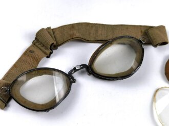 Brille für Kradmelder der Wehrmacht. Die Gummis durch Lederpolster ersetzt, stark getragen und repariert, in Dose mit Ersatzgläsern