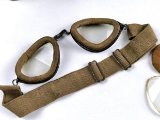 Brille für Kradmelder der Wehrmacht. Die Gummis durch Lederpolster ersetzt, stark getragen und repariert, in Dose mit Ersatzgläsern