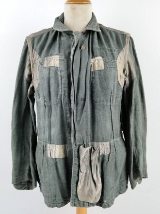 Feldbluse für Mannschaften des Heeres Modell 1942 aus Drillichmaterial. Kammerstück, die Kargenspiegel und Litze Originalvernäht, die Schulterstücke unrichtig ergänzt.