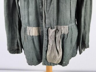 Feldbluse für Mannschaften des Heeres Modell 1942 aus Drillichmaterial. Kammerstück, die Kargenspiegel und Litze Originalvernäht, die Schulterstücke unrichtig ergänzt.