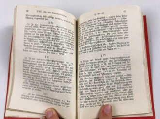 "Gesetz über die Altersversorgung für das Deutsche Handwerk nebst Durchführungsverordnung" datiert 1939, 121 Seiten, gebraucht, DIN A6