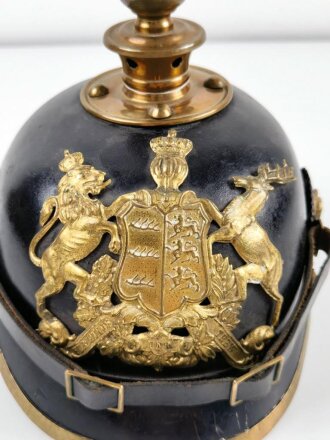 Württemberg, Pickelhaube für Mannschaften im Feldartillerie Regiment Nr. 13. Kammerstück, der Kinnriemen höchstwahrscheinlich alt ergänzt