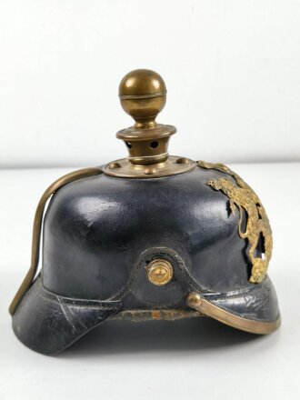 Württemberg, Pickelhaube für Mannschaften der Feldartillerie . Kokarden und Kinnriemen fehlen