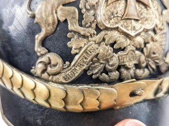 Württemberg, Pickelhaube für einen Reserveoffizier im Dragoner Regiment 25 Königin Olga. seidenrips hat sich gelöst, beim Emblem fehlt eine Mutter