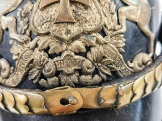 Württemberg, Pickelhaube für einen Reserveoffizier im Dragoner Regiment 25 Königin Olga. seidenrips hat sich gelöst, beim Emblem fehlt eine Mutter