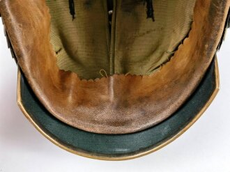 Württemberg, Pickelhaube für einen Reserveoffizier im Dragoner Regiment 25 Königin Olga. seidenrips hat sich gelöst, beim Emblem fehlt eine Mutter