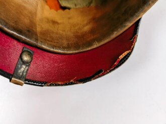 Württemberg, Pickelhaube für einen Reserveoffizier im Dragoner Regiment 25 Königin Olga. seidenrips hat sich gelöst, beim Emblem fehlt eine Mutter