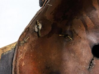 Bayern, Pickelhaube für einen Offizier der Chevauleger. Dachbodenfund im Fundzustand