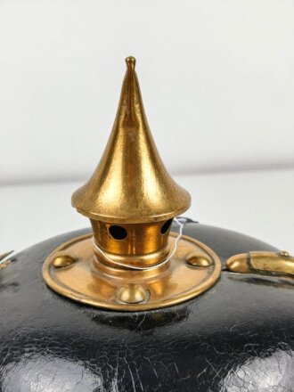 Bayern, Pickelhaube für Mannschaften. Krone des Emblems wieder angelötet, Innenfutter zum Teil restauriert.