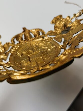 Bayern, Emblem für eine Pickelhaube für Offiziere, golden , Abstand der Gewindestangen 73mm