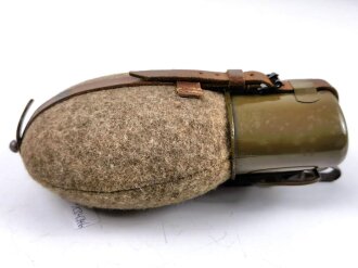 Feldflasche Wehrmacht . Die emaillierte Flasche MN44 und...