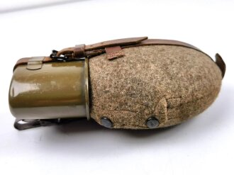 Feldflasche Wehrmacht . Die emaillierte Flasche MN44 und SKU 1945, der Becher MN43 gestempelt