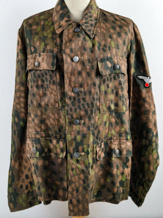 Waffen SS Feldbluse in Erbsentarn. Ungetragenes Stück in sehr gutem Zustand, der Armadler höchstwahrscheinlich original vernäht. Ein Knopf ergänzt, der Haken am Kragen defekt.