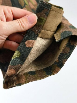 Waffen SS Feldbluse in Erbsentarn. Ungetragenes Stück in sehr gutem Zustand, der Armadler höchstwahrscheinlich original vernäht. Ein Knopf ergänzt, der Haken am Kragen defekt.