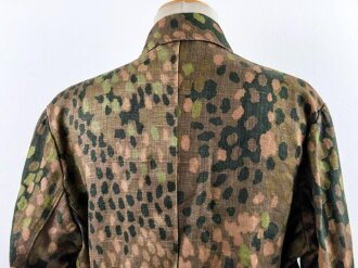 Waffen SS Feldbluse in Erbsentarn. Ungetragenes Stück in sehr gutem Zustand, der Armadler höchstwahrscheinlich original vernäht. Ein Knopf ergänzt, der Haken am Kragen defekt.