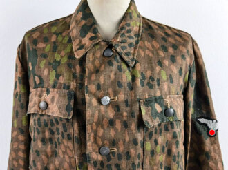 Waffen SS Feldbluse in Erbsentarn. Ungetragenes Stück in sehr gutem Zustand, der Armadler höchstwahrscheinlich original vernäht. Ein Knopf ergänzt, der Haken am Kragen defekt.