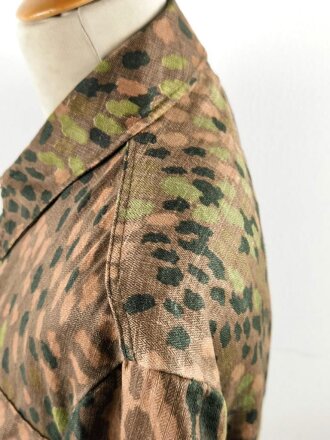 Waffen SS Feldbluse in Erbsentarn. Ungetragenes Stück in sehr gutem Zustand, der Armadler höchstwahrscheinlich original vernäht. Ein Knopf ergänzt, der Haken am Kragen defekt.