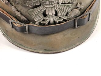 1. Weltkrieg Preußen, Ersatzpickelhaube aus Blech. war sicherlich mal komplett zerlegt, in Teilen nachlackiert, von dem Stempel halte ich nichts.