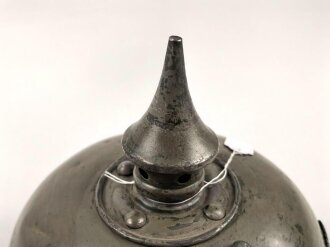 1. Weltkrieg Preußen, Ersatzpickelhaube aus Blech. war sicherlich mal komplett zerlegt, in Teilen nachlackiert, von dem Stempel halte ich nichts.