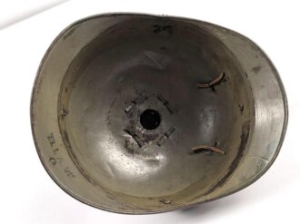 1. Weltkrieg Preußen, Ersatzpickelhaube aus Blech. war sicherlich mal komplett zerlegt, in Teilen nachlackiert, von dem Stempel halte ich nichts.