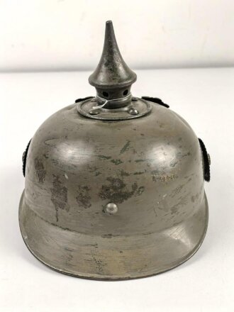 1. Weltkrieg Preußen, Ersatzpickelhaube aus Blech. war sicherlich mal komplett zerlegt, in Teilen nachlackiert, von dem Stempel halte ich nichts.