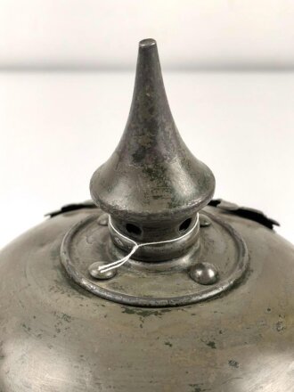 1. Weltkrieg Preußen, Ersatzpickelhaube aus Blech. war sicherlich mal komplett zerlegt, in Teilen nachlackiert, von dem Stempel halte ich nichts.