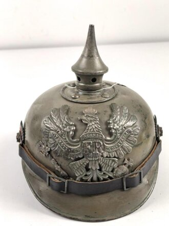 1. Weltkrieg Preußen, Ersatzpickelhaube aus Blech. war sicherlich mal komplett zerlegt, in Teilen nachlackiert, von dem Stempel halte ich nichts.