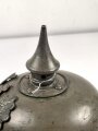 1. Weltkrieg Preußen, Ersatzpickelhaube aus Blech. war sicherlich mal komplett zerlegt, in Teilen nachlackiert, von dem Stempel halte ich nichts.