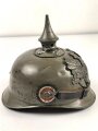 1. Weltkrieg Preußen, Ersatzpickelhaube aus Blech. war sicherlich mal komplett zerlegt, in Teilen nachlackiert, von dem Stempel halte ich nichts.