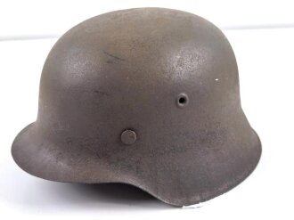 Stahlhelmglocke Wehrmacht Modell 1942. Originallack, unschlau eingeölt. Der Ring und die Nieten original verbaut, Glockengrösse 64