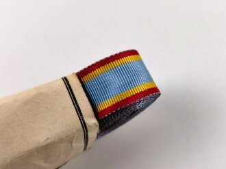 Bündel Ordensband  für Bandspange  Militärverdienstkreuz Mecklenburg in 15mm Breite. In der originalen Banderole, laut dieser 10 Meter, ist aber sicher nicht mehr Vollständig