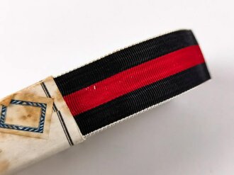 Bündel Ordensband zur Anschlussmedaille 1.Oktober 1938. Breite 25mm. In der originalen Banderole, laut dieser 25 Meter