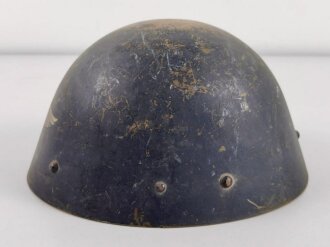 Tschechoslowakei, Stahlhelm 2.Weltkrieg. Als Beutestück vereinnahmt und mit Luftschutz Lackierung und Abzeichen versehen. Ungereinigt, guter Gesamtzustand