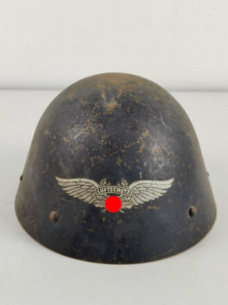 Tschechoslowakei, Stahlhelm 2.Weltkrieg. Als Beutestück vereinnahmt und mit Luftschutz Lackierung und Abzeichen versehen. Ungereinigt, guter Gesamtzustand