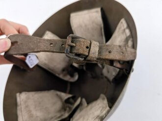 Tschechoslowakei, Stahlhelm 2.Weltkrieg. Als Beutestück vereinnahmt und mit Luftschutz Lackierung und Abzeichen versehen. Ungereinigt, guter Gesamtzustand