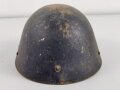 Tschechoslowakei, Stahlhelm 2.Weltkrieg. Als Beutestück vereinnahmt und mit Luftschutz Lackierung und Abzeichen versehen. Ungereinigt, guter Gesamtzustand