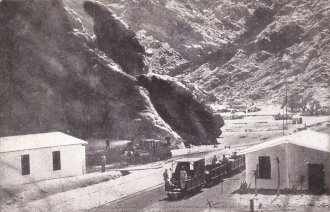 Postkarte, Deutsch Südwestafrika "Eisenbahn Swakopmund-Windhuk durch das Khangebirge", in den Ecken Abdrücke aus Album