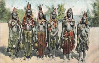 Postkarte, Deutsch Südwestafrika "Hererofrauen in Ihrer Originaltracht mit Schmuck", in den Ecken Abdrücke aus Album