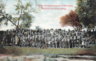 Postkarte, Deutsch Südwestafrika "Gruppe Kriegsgefangener Hottentotten", in den Ecken Abdrücke aus Album