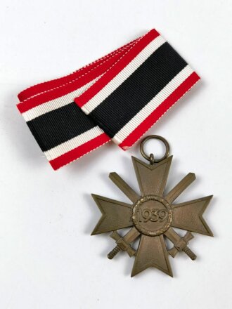 Kriegsverdienstkreuz 2. Klasse 1939 mit Schwertern und langem Band, Buntmetall