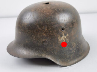 Heer, Stahlhelm Modell 1942 mit Splitterschaden....