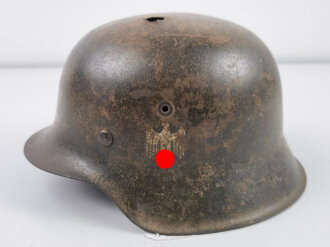 Heer, Stahlhelm Modell 1942 mit Splitterschaden....